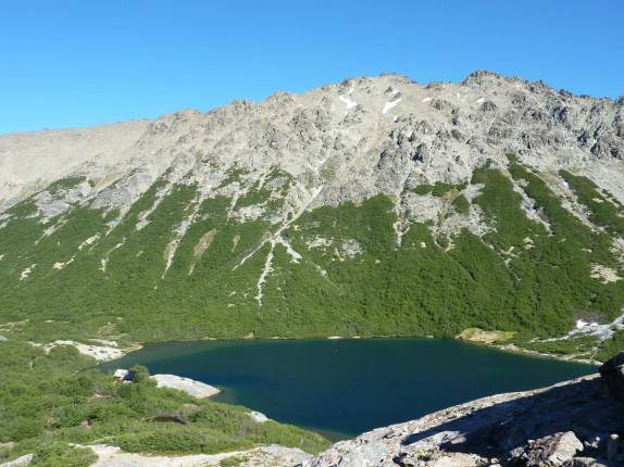 A caminho da Laguna Témpanos, vista do lago Jakob e do refúgio San Martín, região de Bariloche, na Argentina